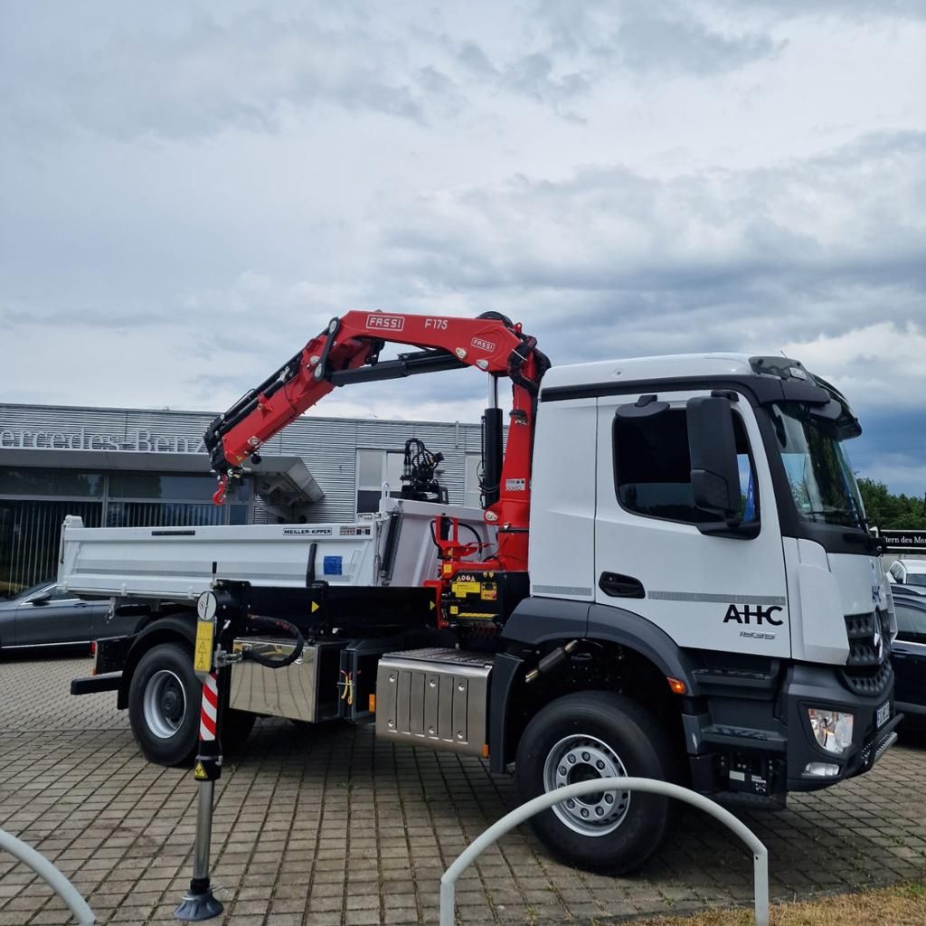 Fahrzeugabbildung Mercedes-Benz Arocs 1835 K 4x2 Ladekran Fassi + Funk