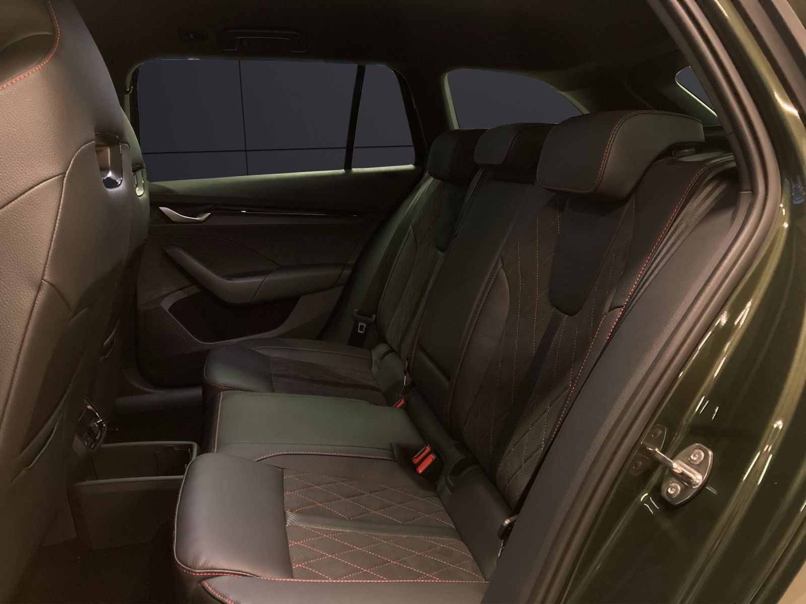 Fahrzeugabbildung SKODA Octavia Combi RS 2.0 TSI DSG AHK CANTON MATRIX
