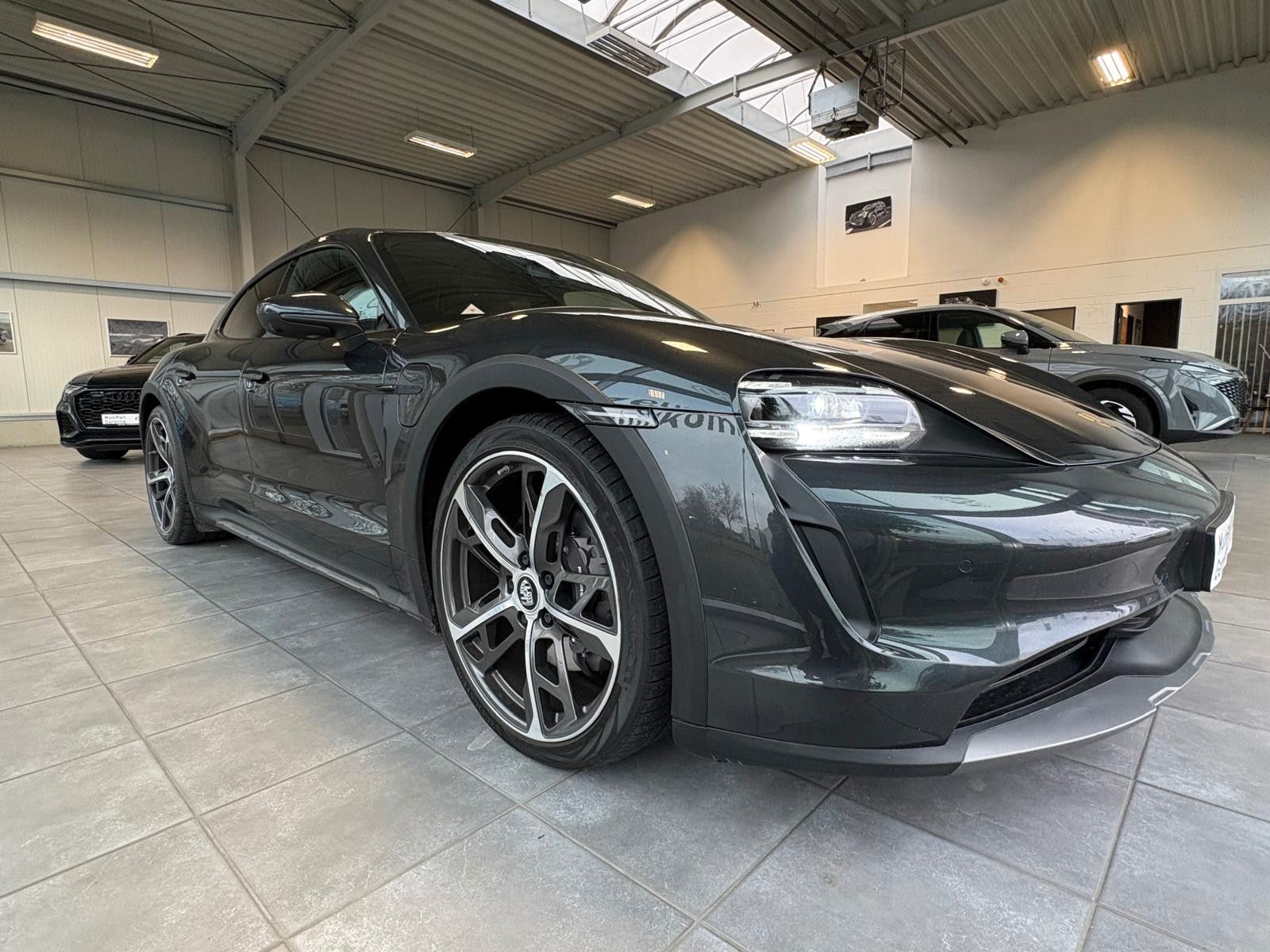 Fahrzeugabbildung Porsche Taycan Cross Turismo 4 performance 93 kwh