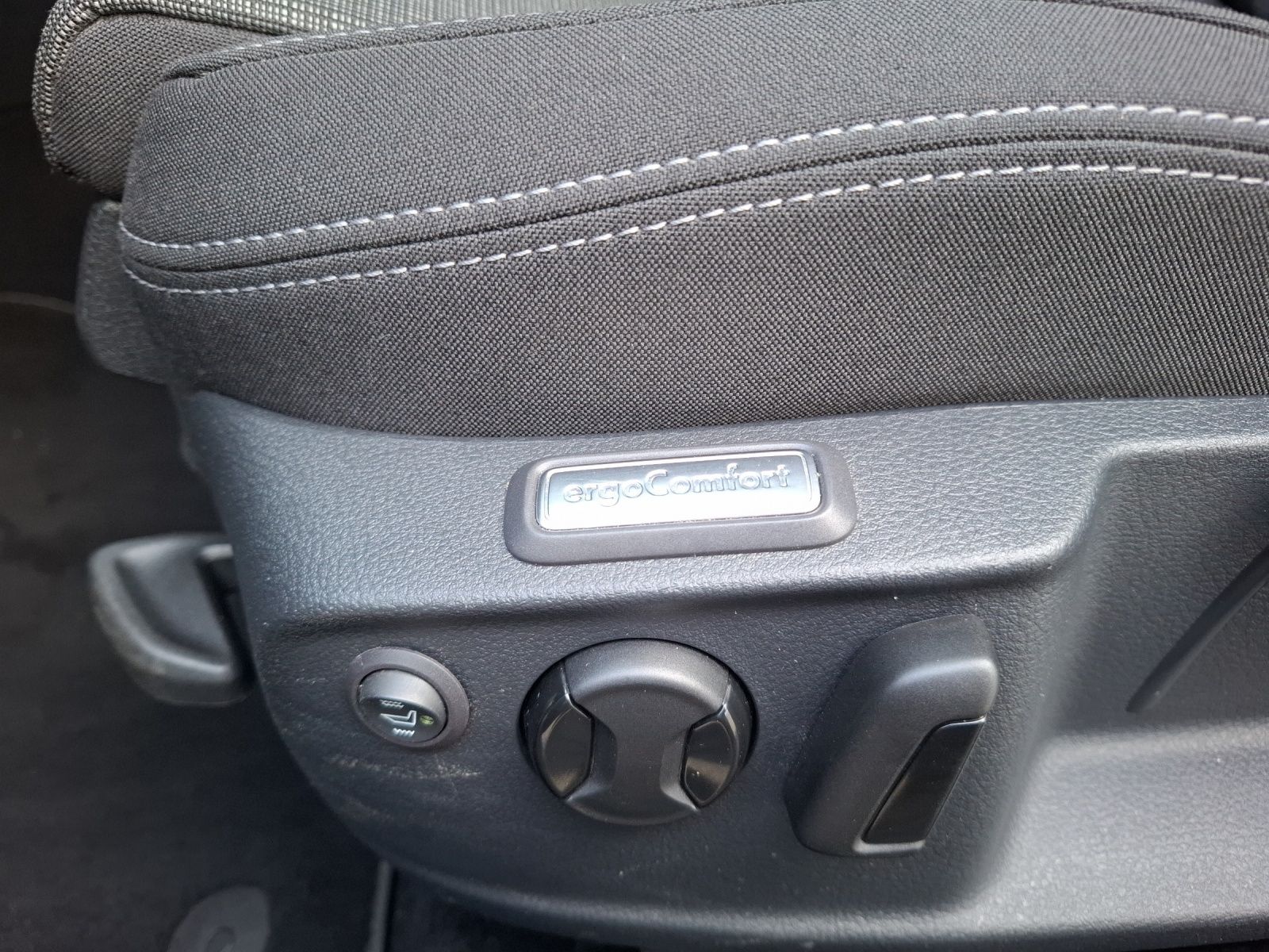 Fahrzeugabbildung Volkswagen Passat Variant TSI DSG AHK LED Navi ACC PDC SH L