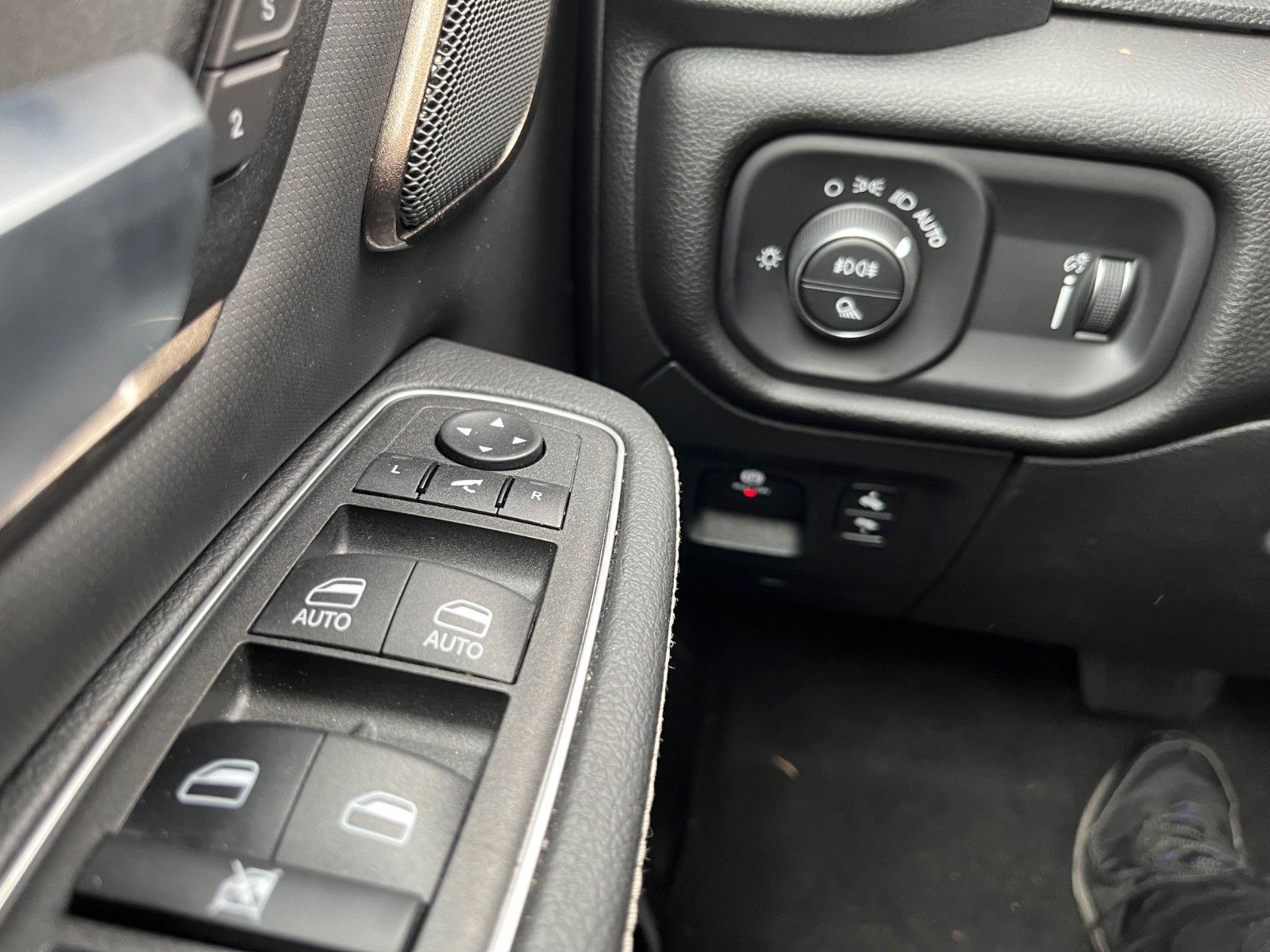 Fahrzeugabbildung Dodge RAM 1500 Crew Cab Rebel Night 3.6