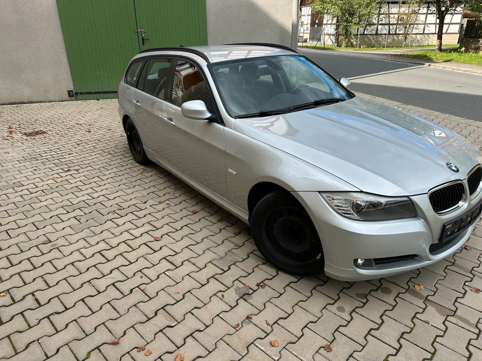 BMW 320 2010 — вигляд ззаду