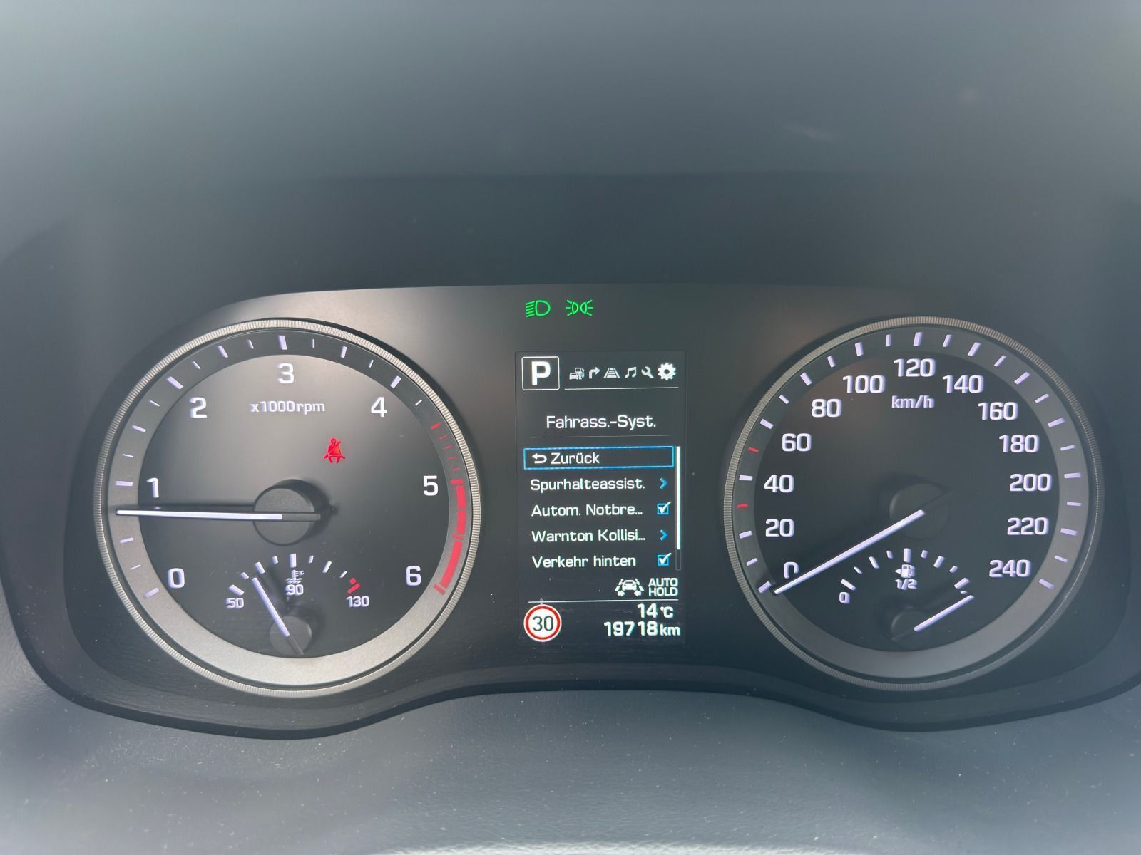 Fahrzeugabbildung Hyundai Tucson 2.0 CRDi 4WD Automatik*RFK*AHK*eHeck*NAVI
