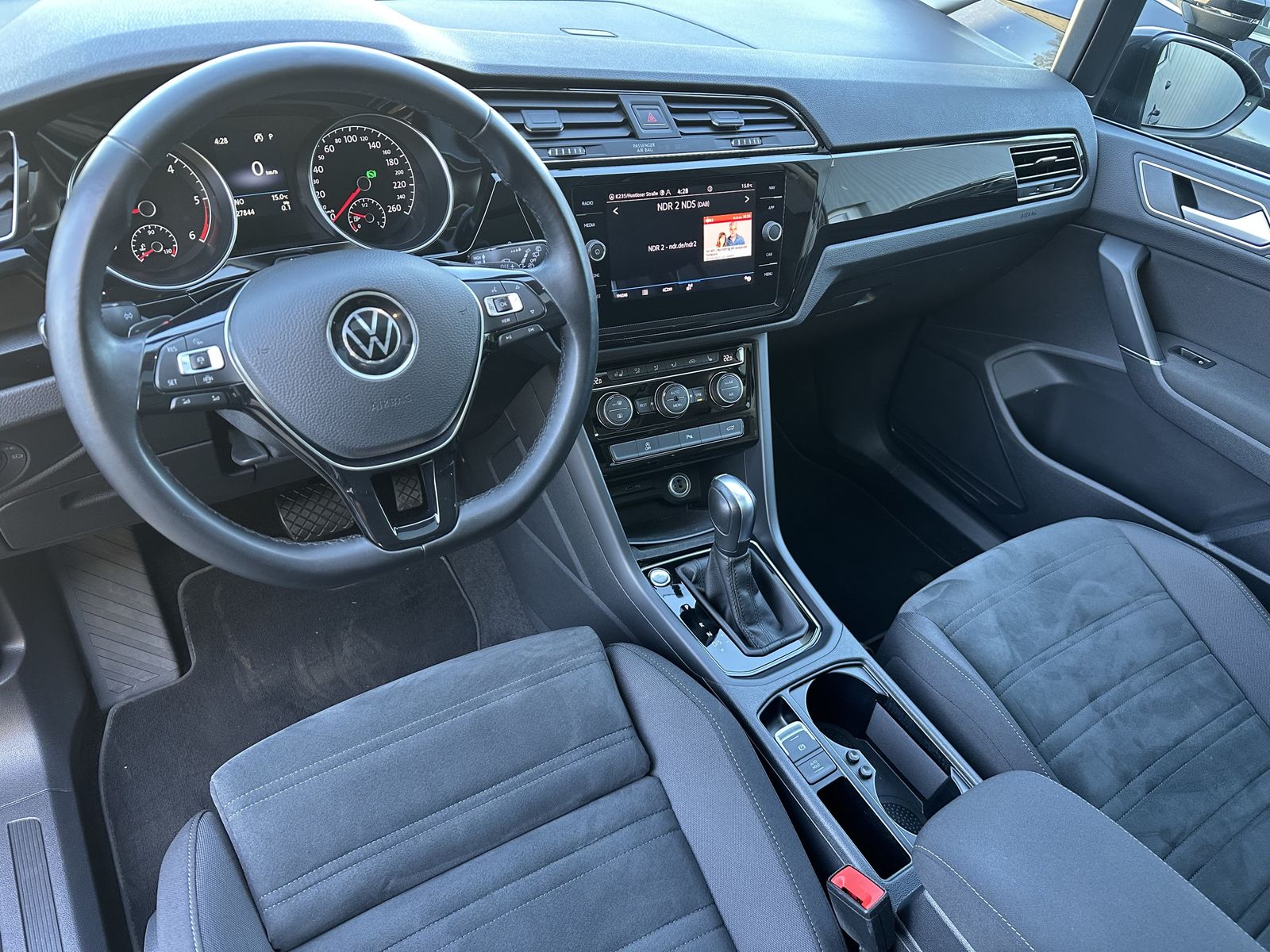 Fahrzeugabbildung Volkswagen Touran 2.0 TDI DSG HL 7-Sitzer NAV+LED+AHK+PANO