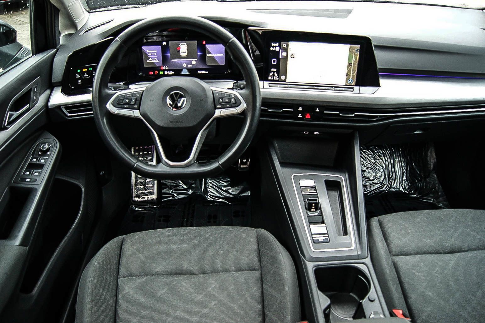 Fahrzeugabbildung Volkswagen Golf VIII Var 20TDI DSG LIFE STDHG ANHZV PANO IQ