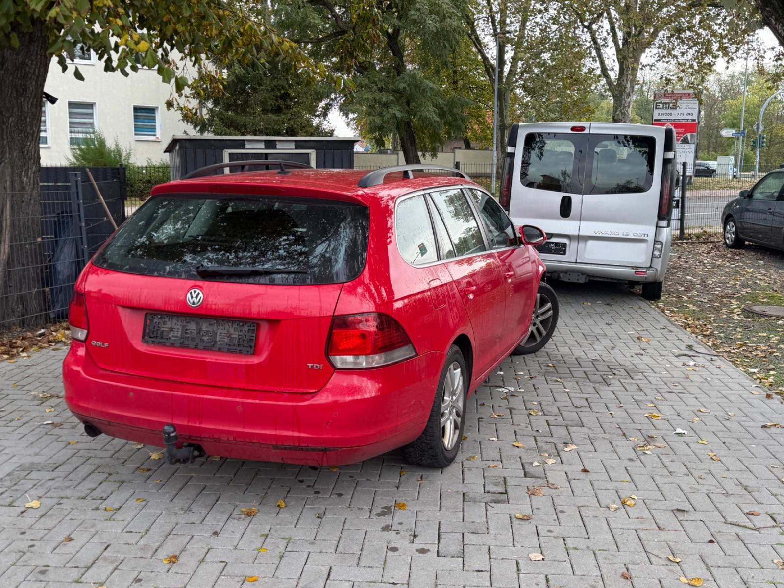 Volkswagen Golf 2011 — rear view