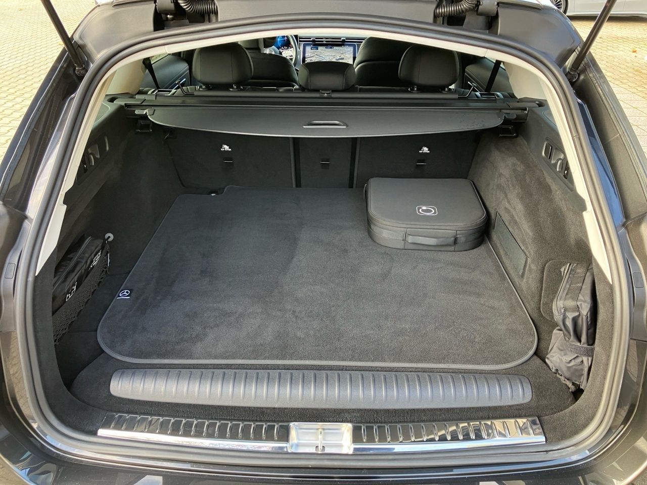 Fahrzeugabbildung Mercedes-Benz E 300 de 4M T Avantgarde AHK+DigiLight+Burmester