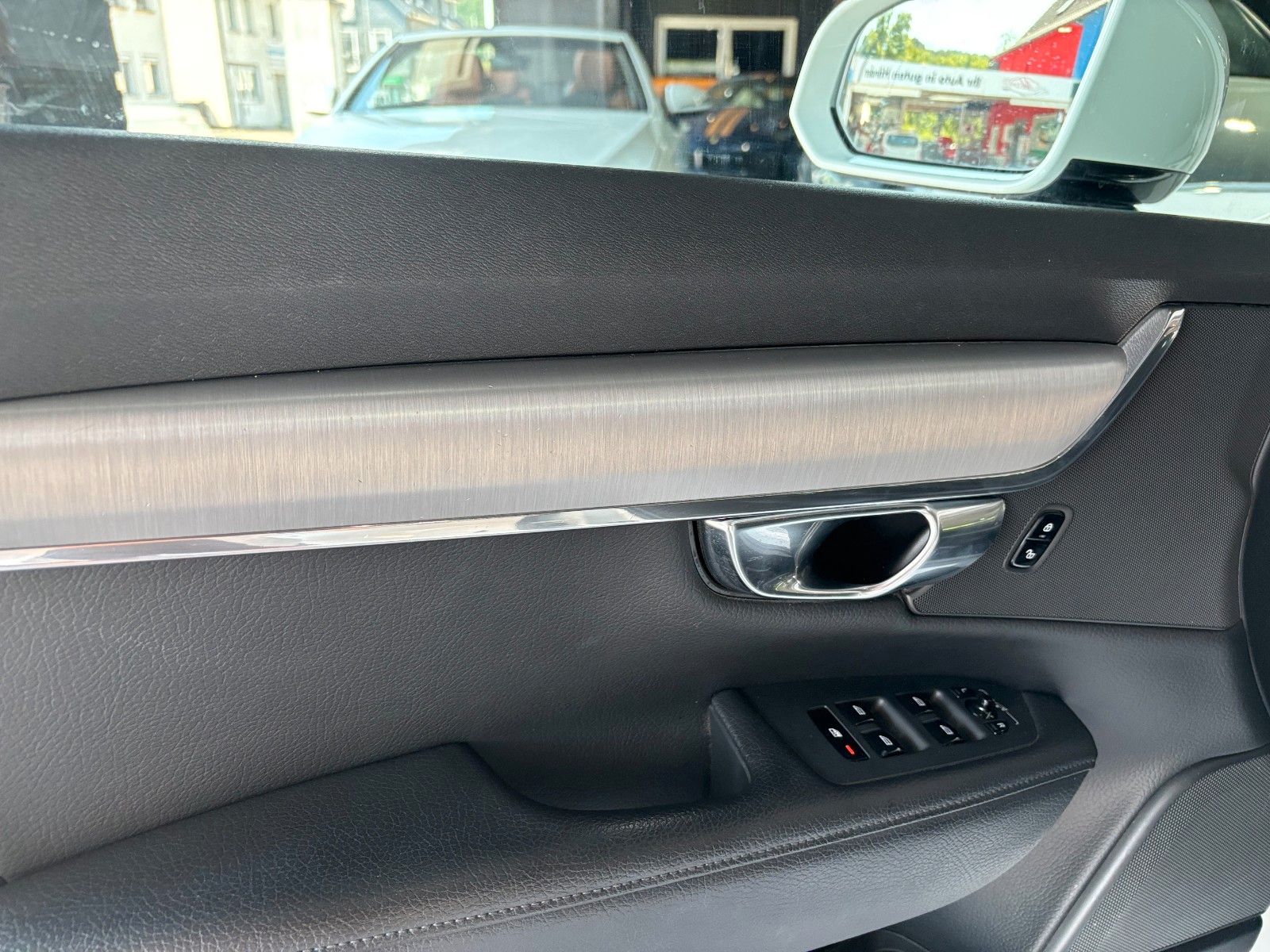 Fahrzeugabbildung Volvo V90 Momentum /KAMERA/PANO/AHK/SHZ/ACC++/LED