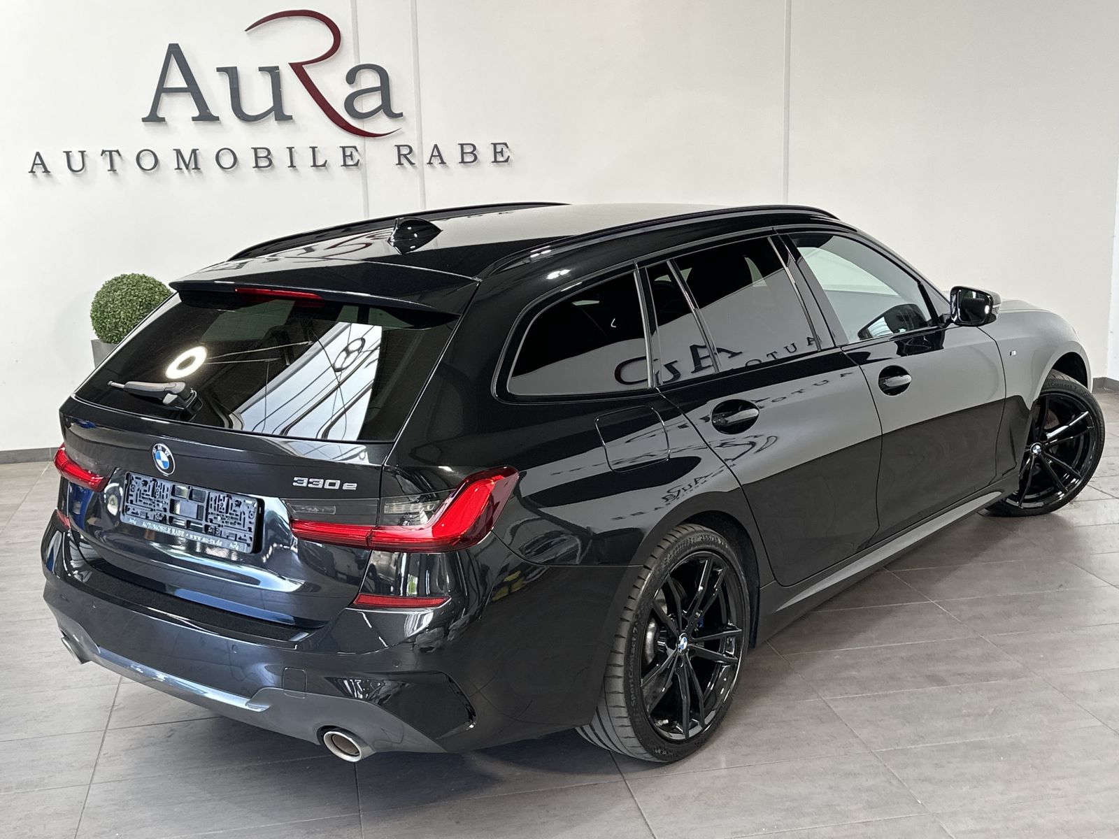 Fahrzeugabbildung BMW 330e Touring M-Sport NAV+LED+AHK+H&K+19ZOLL+1HD