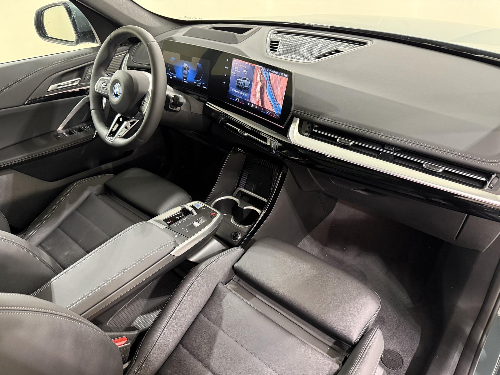 BMW iX1 xDrive30 M Sport Pro ACC 360 AHK HUD