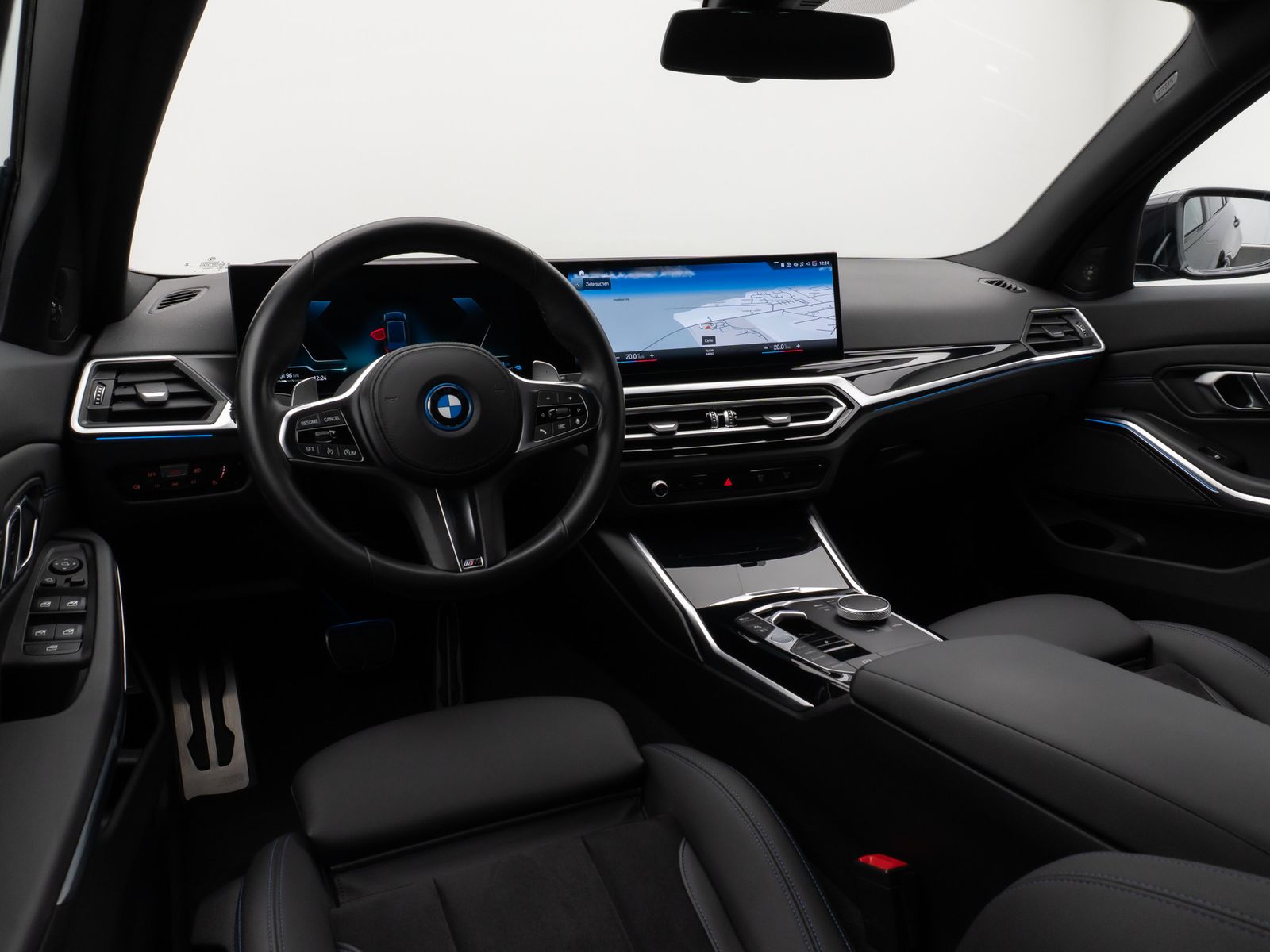 Fahrzeugabbildung BMW 330e xD MSport Kamera HUD DAB H/K Komfort 18Zoll