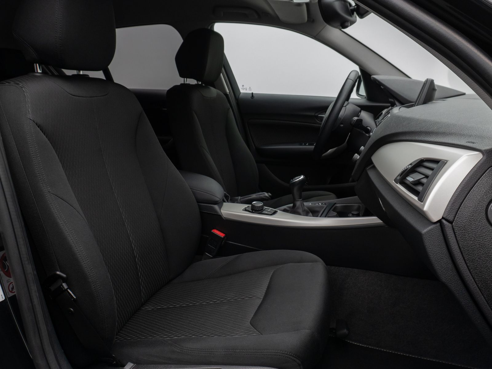 Fahrzeugabbildung BMW 118i Parkassist Sitzheizg USB Regensensor 8fach