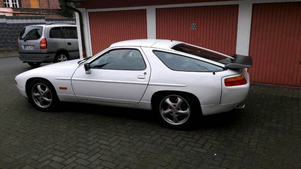 PORSCHE 928