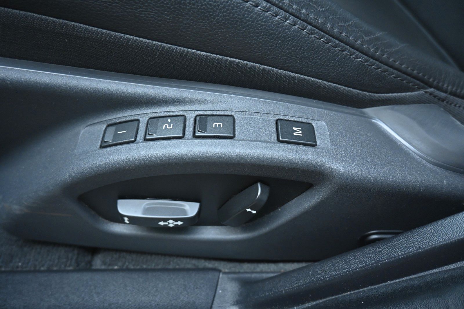 Fahrzeugabbildung Volvo V60 D4 Autom. Summum*NAVI*STDHZG*RFK*