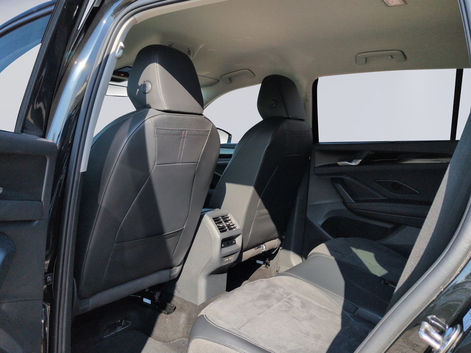 Tayron 1.5 TSI DSG Hybrid ELEGANCE AHK+LED+NAVI+