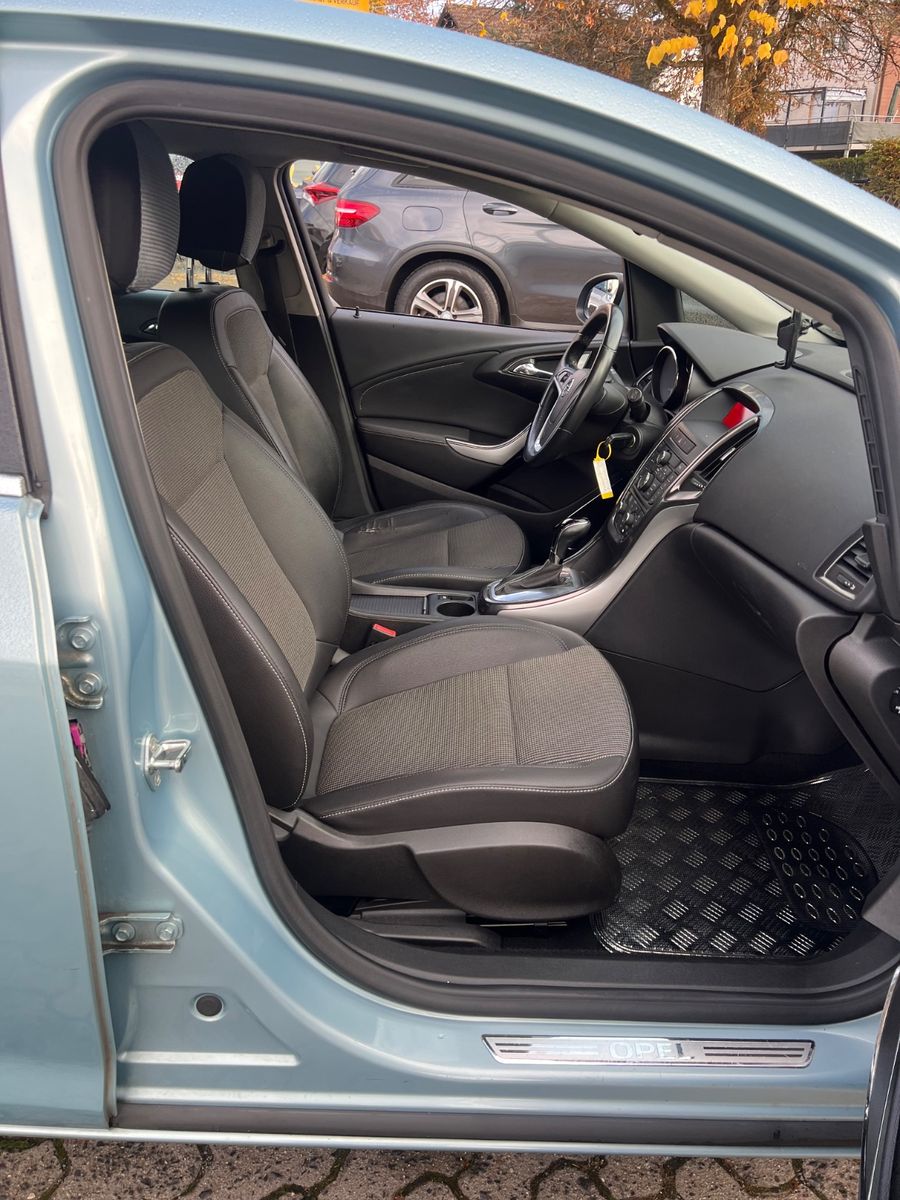 Fahrzeugabbildung Opel Astra J Lim. 5-trg. Cosmo AUTOMATIK