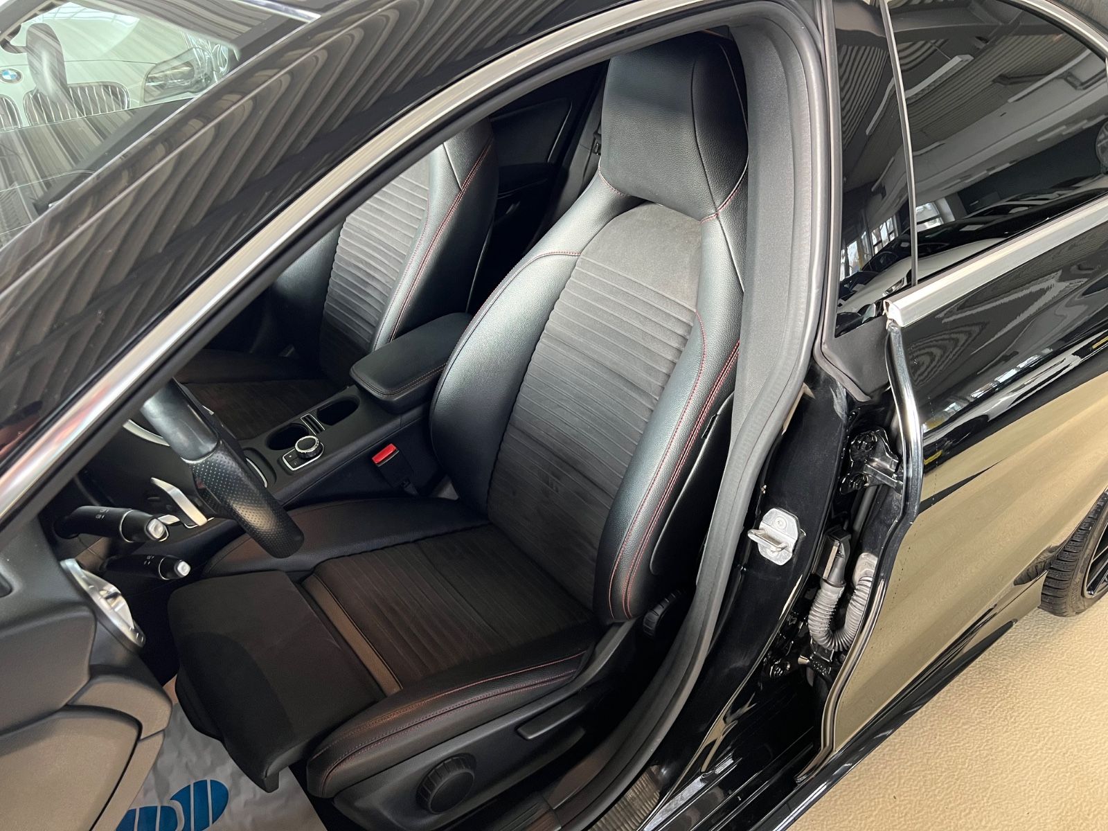 Fahrzeugabbildung Mercedes-Benz CLA 250 4Matic AMG Line *SCHECKHEFT BEI MERCEDES