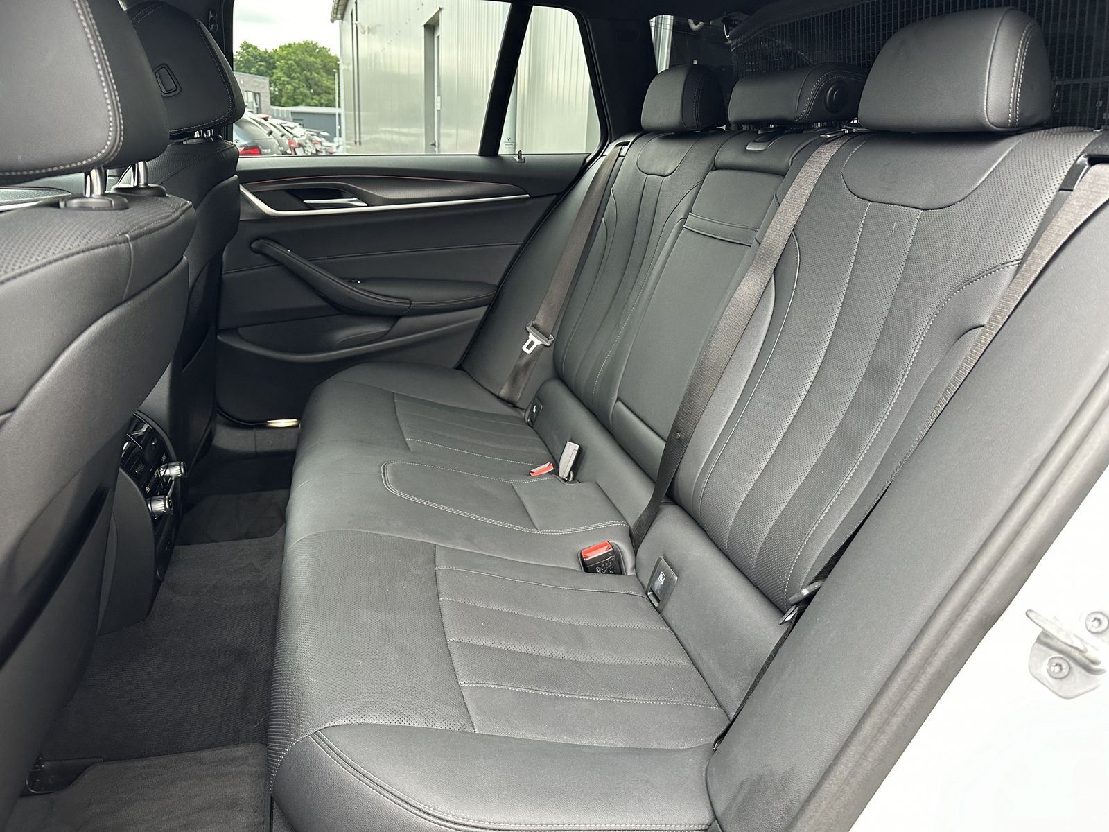 Fahrzeugabbildung BMW 520d Touring xDrive M-Sport NAV+LED+AHK+KAMERA