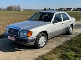 Mercedes-Benz E 230 H-Kennzeichen/ Tüv neu/ TOP - silberne Mercedes-Benz E 230