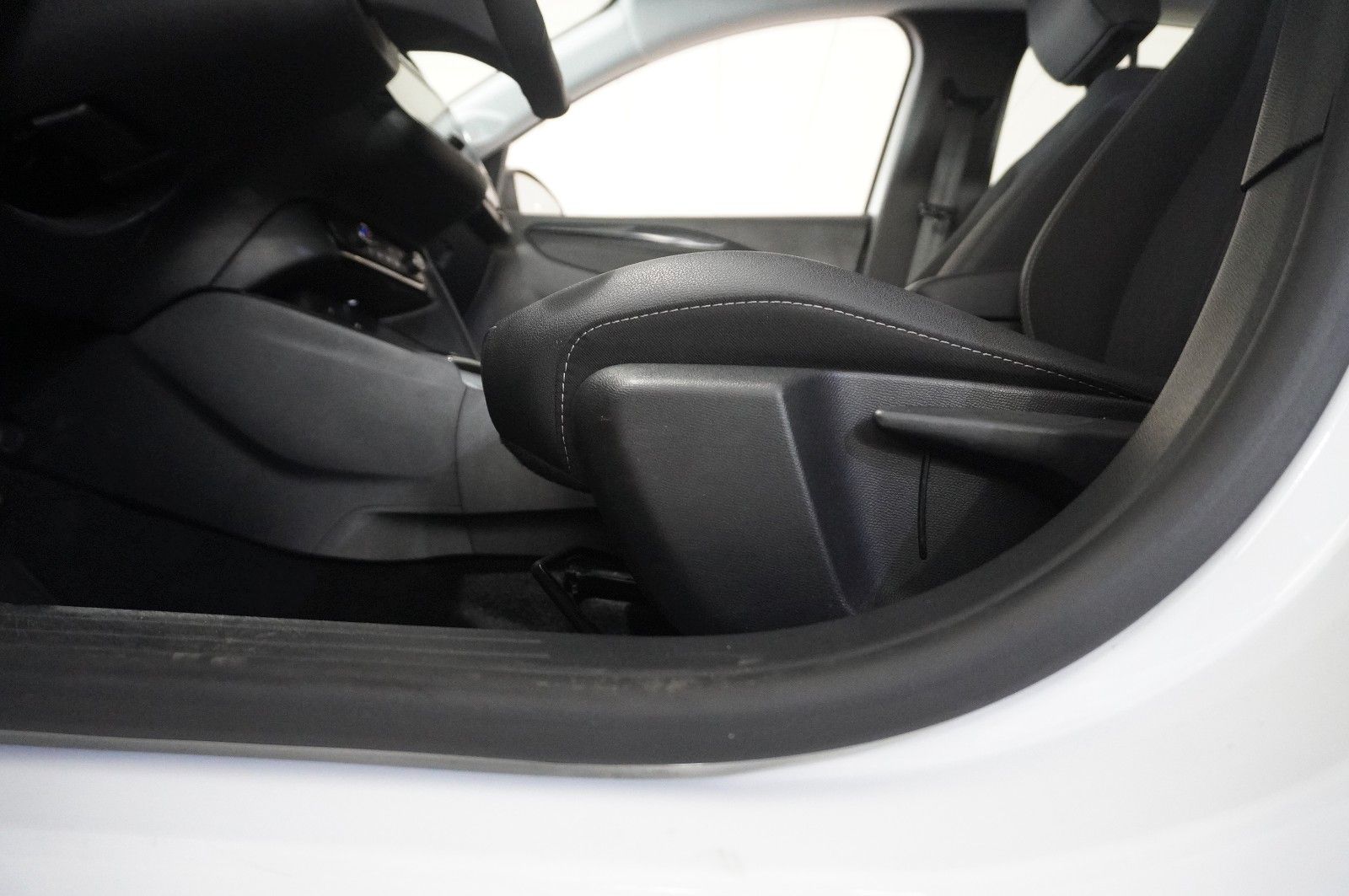 Fahrzeugabbildung Opel Corsa F 1.2T ELEGANCE NAVI/LED/KAMERA/SPORT/DAB+