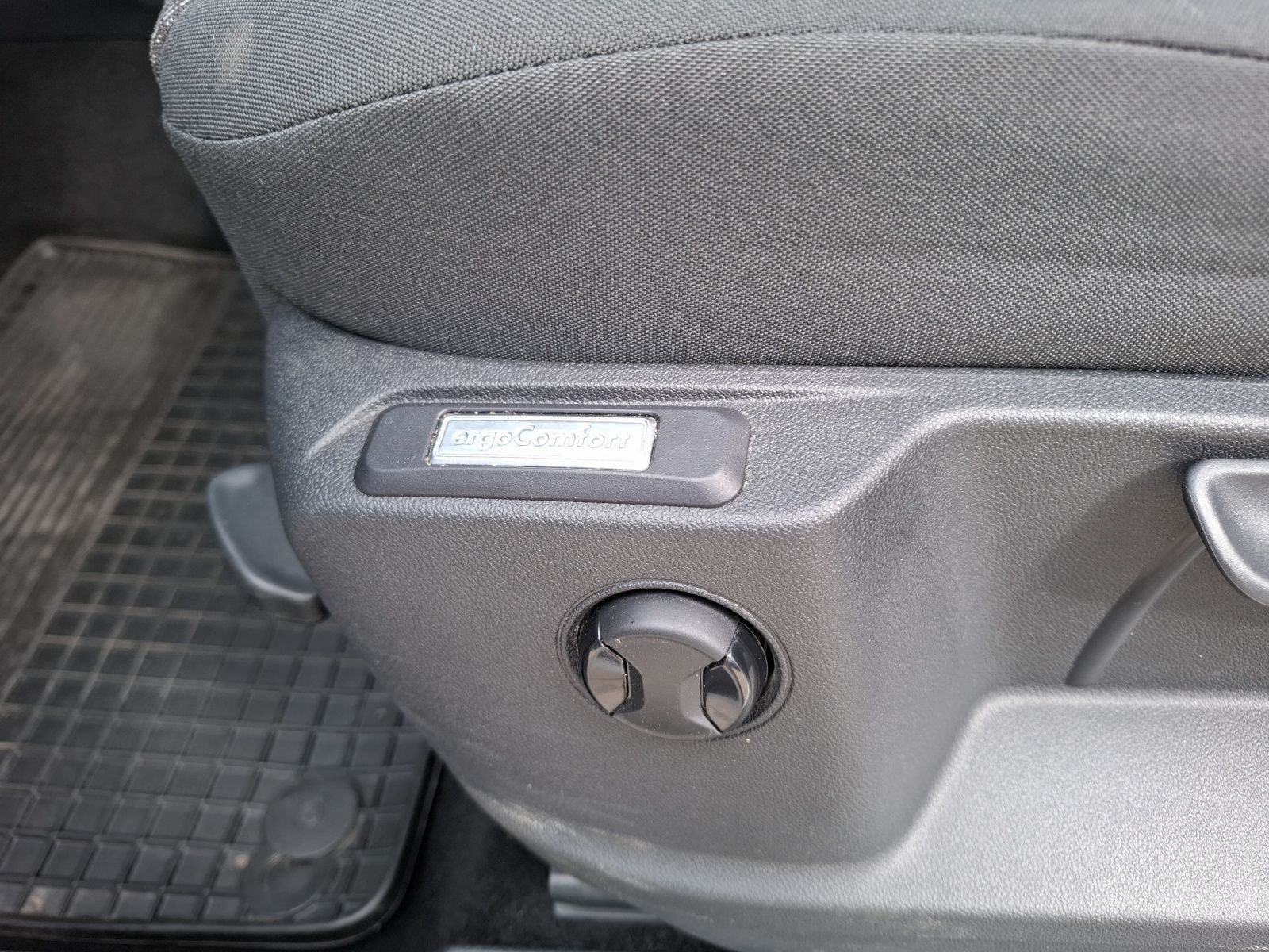 Fahrzeugabbildung Volkswagen Caddy Kombi TDI Basis Navi Klima DAB ACC PDC SH