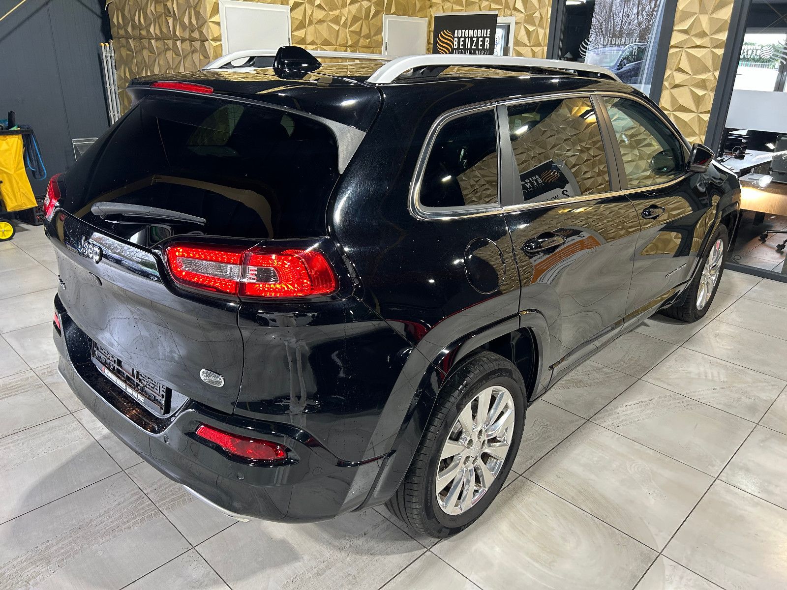 Fahrzeugabbildung Jeep Cherokee M-Jet Overland 4WD/BI-XENON/PANO/MEMORY