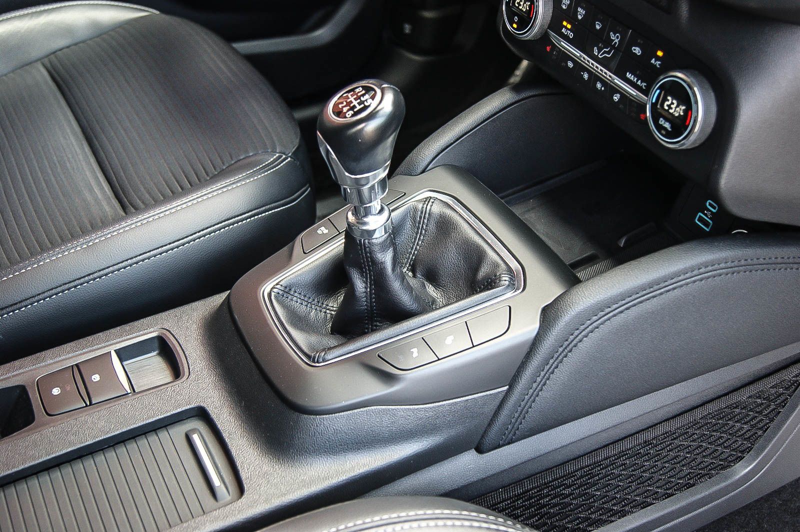 Fahrzeugabbildung Ford Kuga 1.5i Titanium X PARKASSYST KAMERA ACC LED