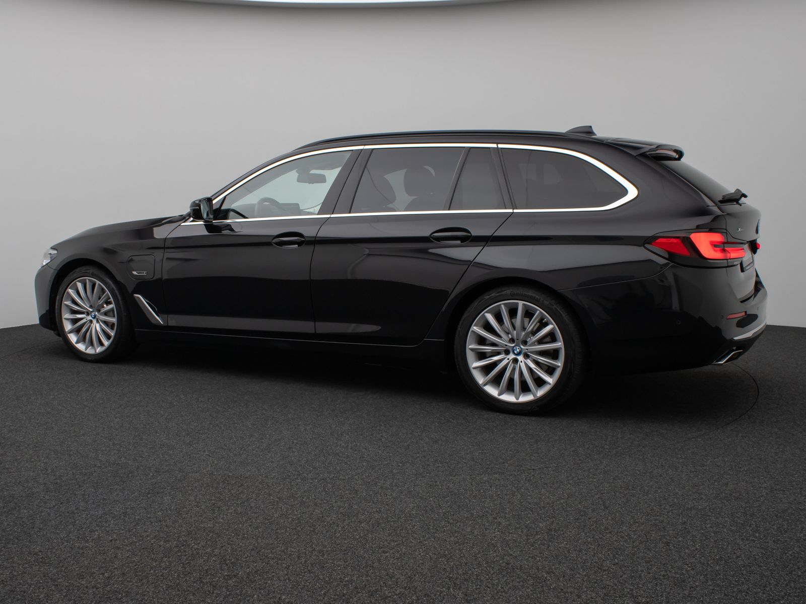 Fahrzeugabbildung BMW 530e xD LuxuryLine 360°HUD DAB AHK Komfort Sport