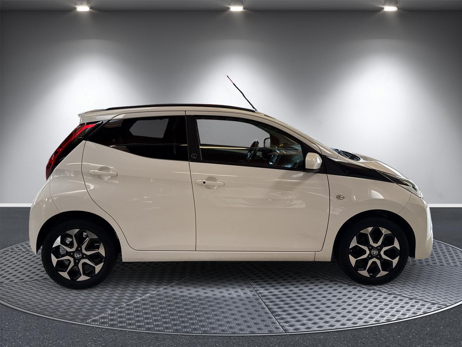 Toyota AYGO x-Play- Faltdach-Neuer-TÜV-8 fachbereift-Ka