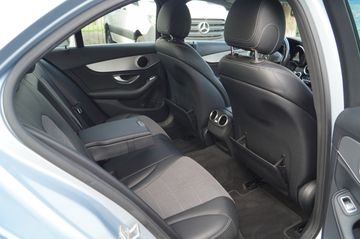 Mercedes-Benz C 180 Exclusive NAVI-AUT.-AHK.-TEMPOMAT-SHZG.-PD
