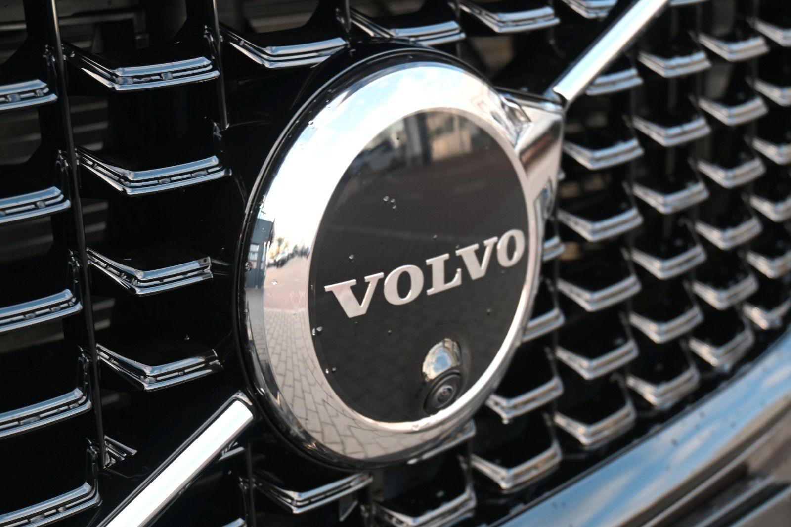 Fahrzeugabbildung Volvo XC60 B4 D AWD Autom. Plus Dark*STDHZG*ACC*AHK