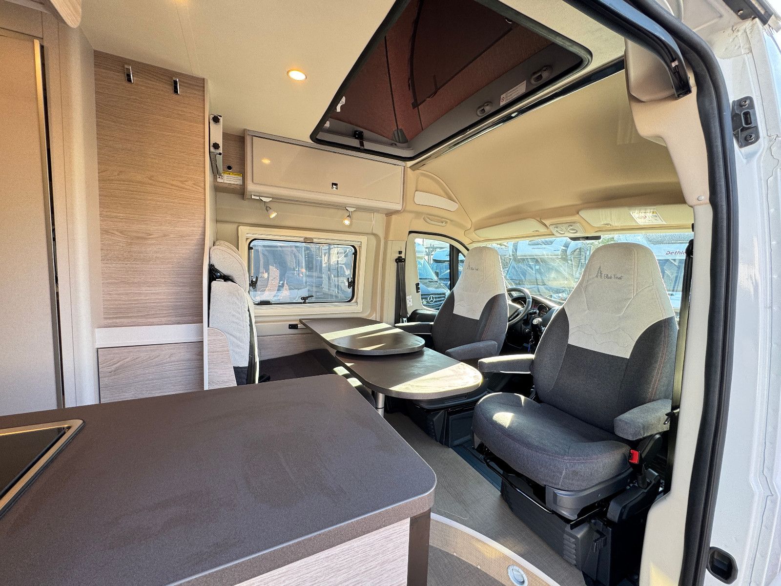 Fahrzeugabbildung Bürstner Campeo Black Forest C 600 AUFSTELLDACH SHZ NAVI+
