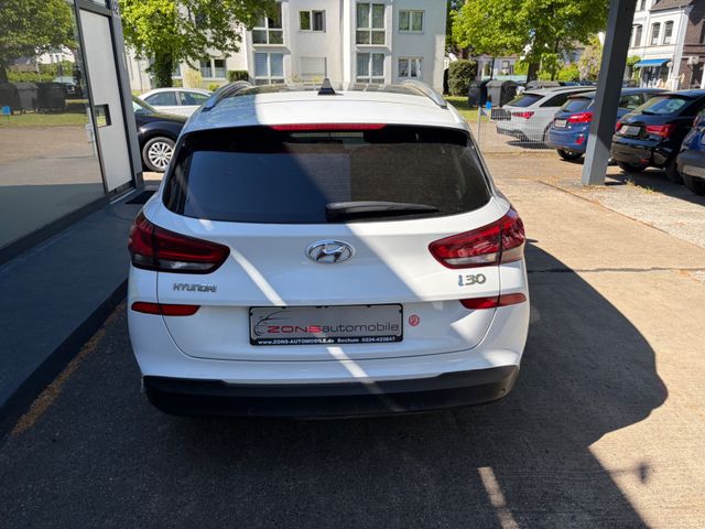 Fahrzeugabbildung Hyundai i30 cw Passion Automatik+CarPlay+Panorama+Navi+