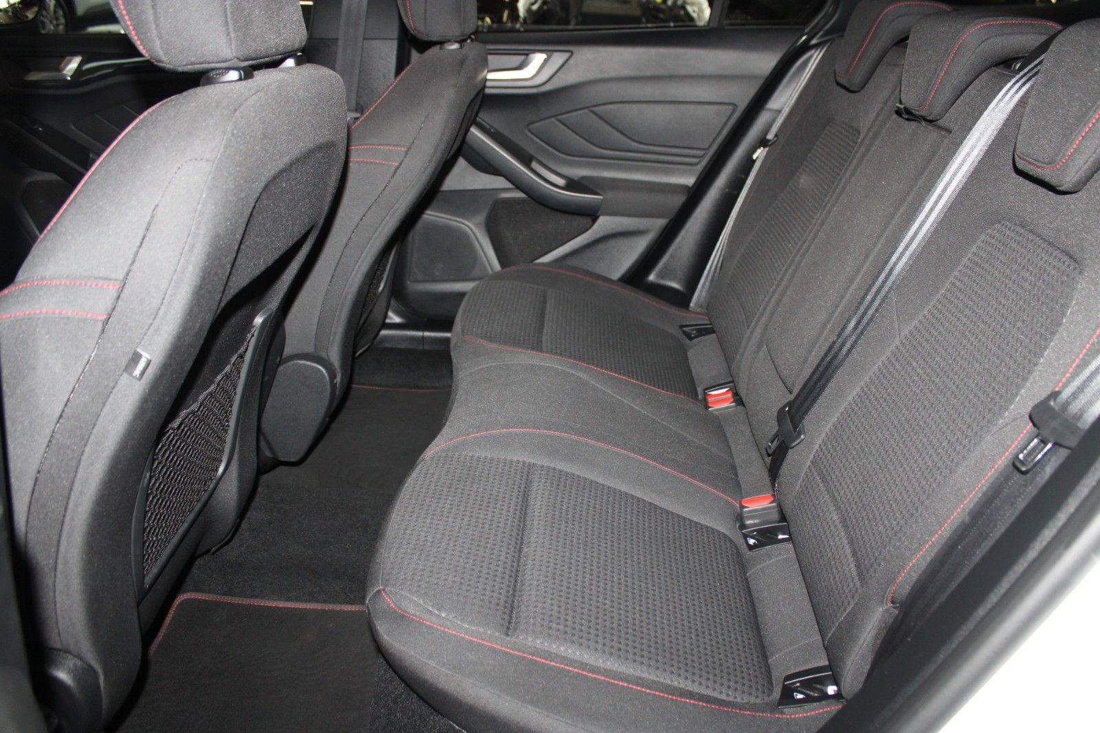 Fahrzeugabbildung Ford Focus ST-Line X Turnier AHK LED NAVI CAM WinterP