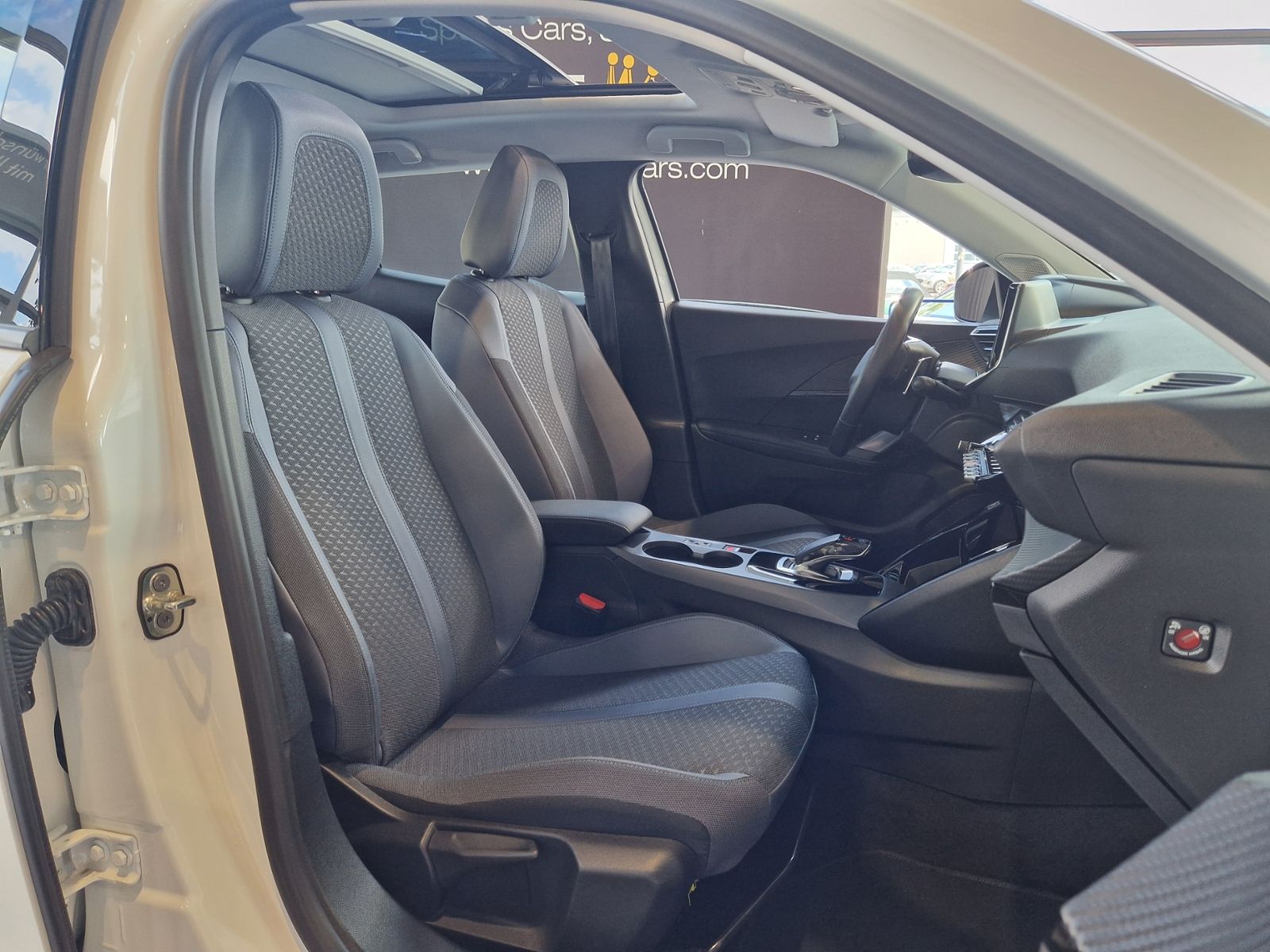 Fahrzeugabbildung Peugeot 2008 Allure PANO KLIMA LED NAVI ALU