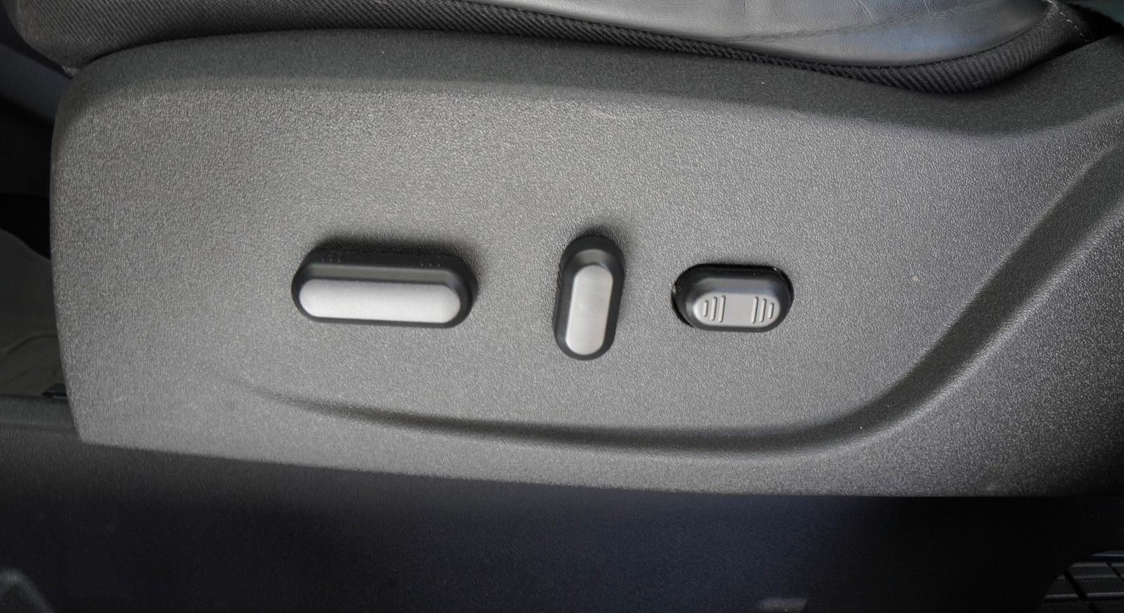 Fahrzeugabbildung Ford Kuga Individual *1.Hand*Autom.*Navi*Leder*Kamera