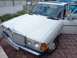 Mercedes-Benz 240 - weiße Mercedes-Benz 240