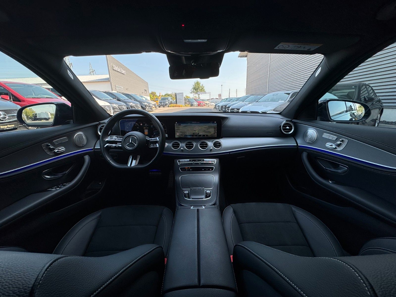Fahrzeugabbildung Mercedes-Benz E 400d 4M AMG+Burm+Pano+AHK+Distr+Memory+Night