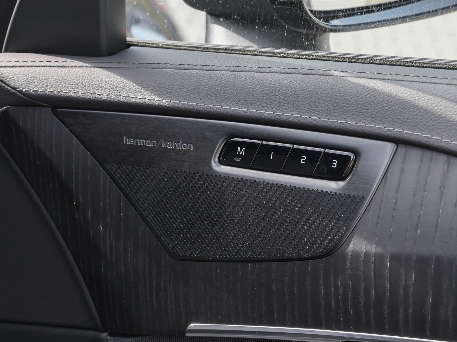 Volvo XC90 Plus Dark Recharge Plug-In Hybrid AWD foto 6