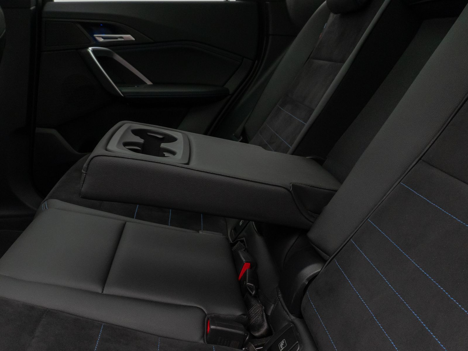 Fahrzeugabbildung BMW iX1 xD30 M Sport DAB Panorama Kamera Komfort 19"