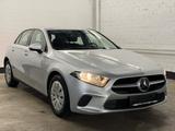 Mercedes-Benz A 200 d | DAB | Spurhalte. | Verkehrszeichen - Mercedes-Benz A 200 in Duisburg