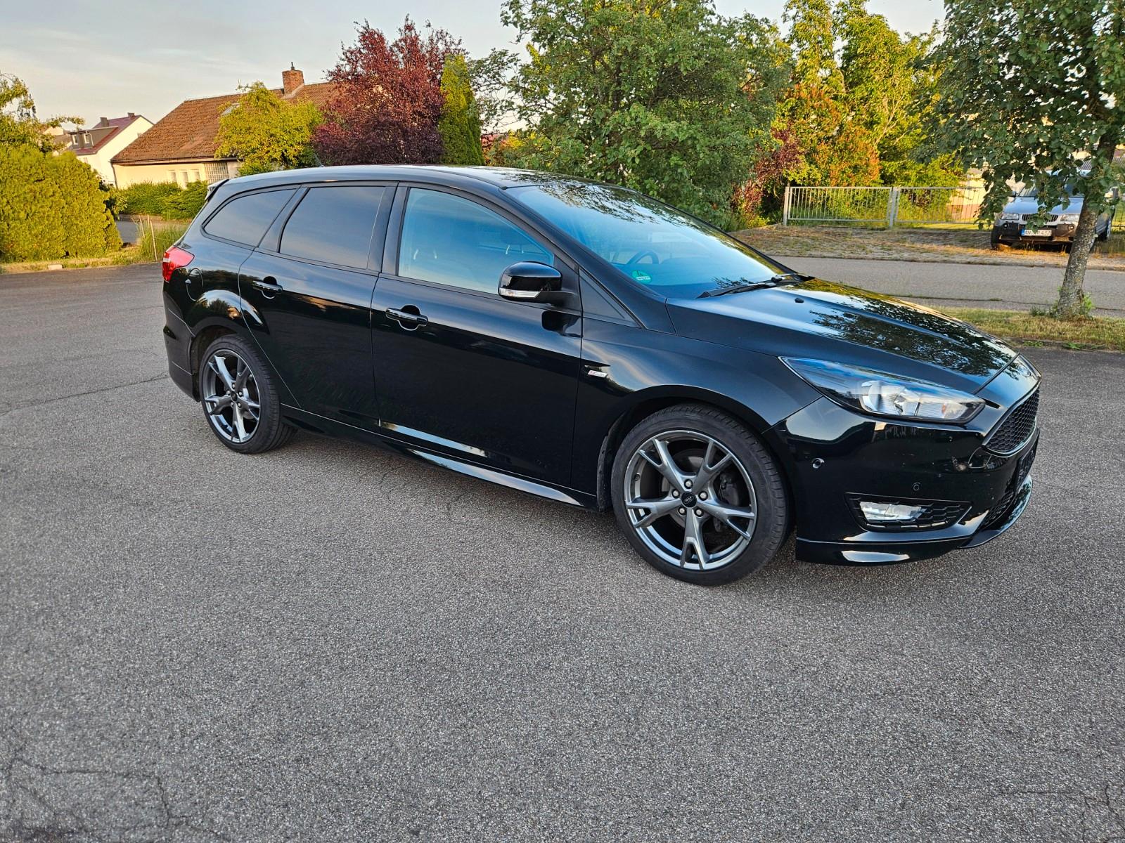 Ford Focus Turnier ST-Line 2 Hand Euro6 AHK Navi