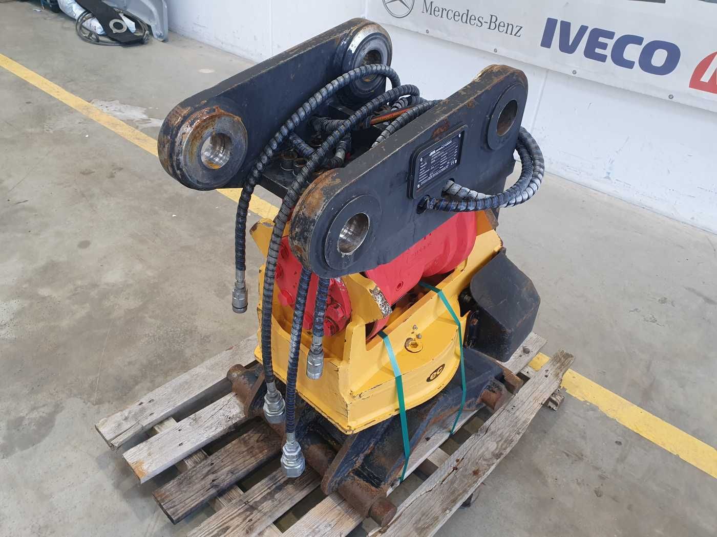 Fahrzeugabbildung Andere Rädlinger Schwenkrotator CAT M318 / CW 40 / 2016