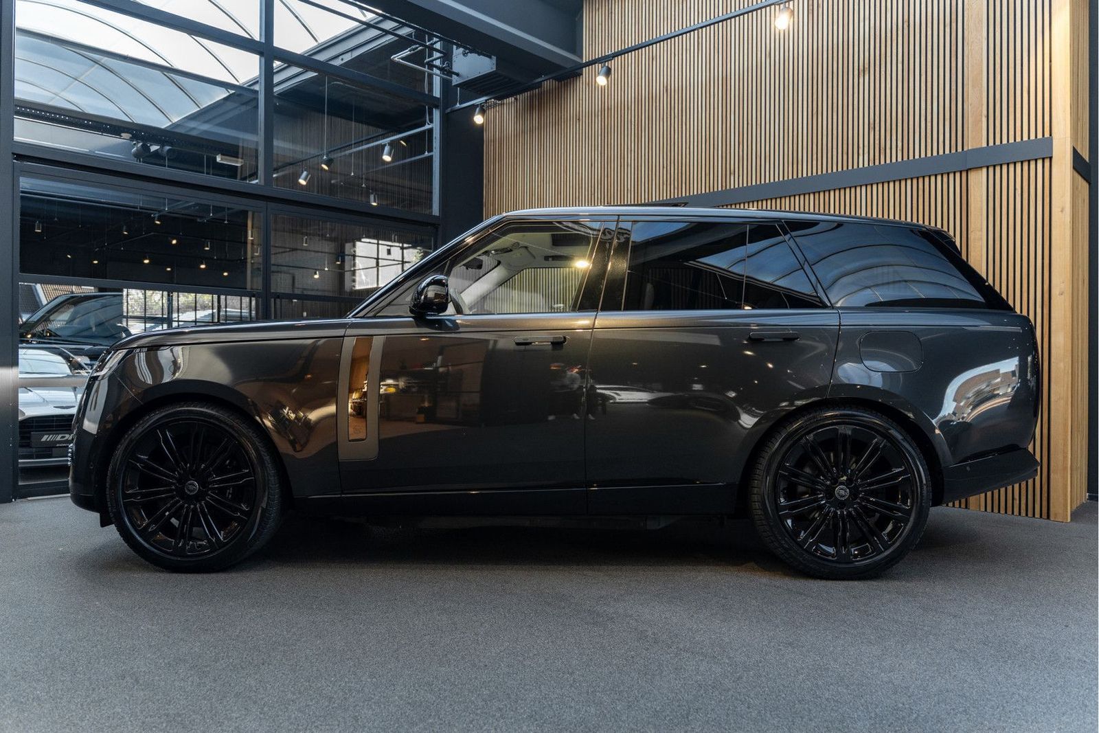 Land Rover Range Rover P550e SV Entertainmentsysteem Koelbo imagem 3