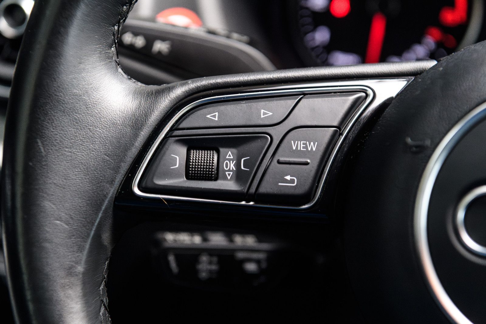 Fahrzeugabbildung Audi Q2 35 TFSI S tronic LED/SZH/RFK/NAVI/GJR