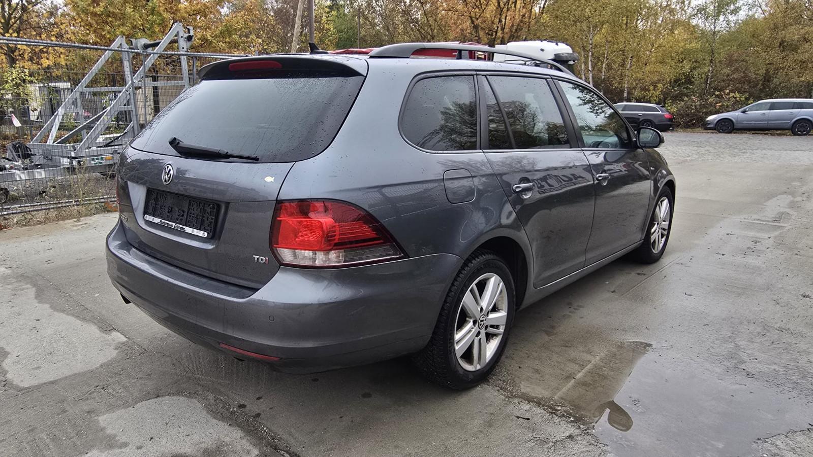 Volkswagen Golf 2013 — салон