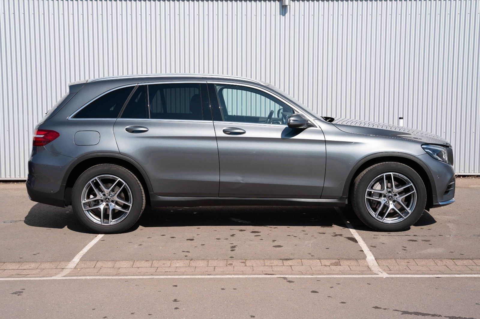 Fahrzeugabbildung Mercedes-Benz GLC 250 4MATIC AMG PANO AHK LED KAM CARPLAY