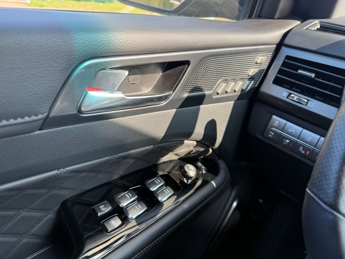 Fahrzeugabbildung KGM Rexton 2.2 AWD AT Sapphire Leder+SHZ+LHZ+Kamera