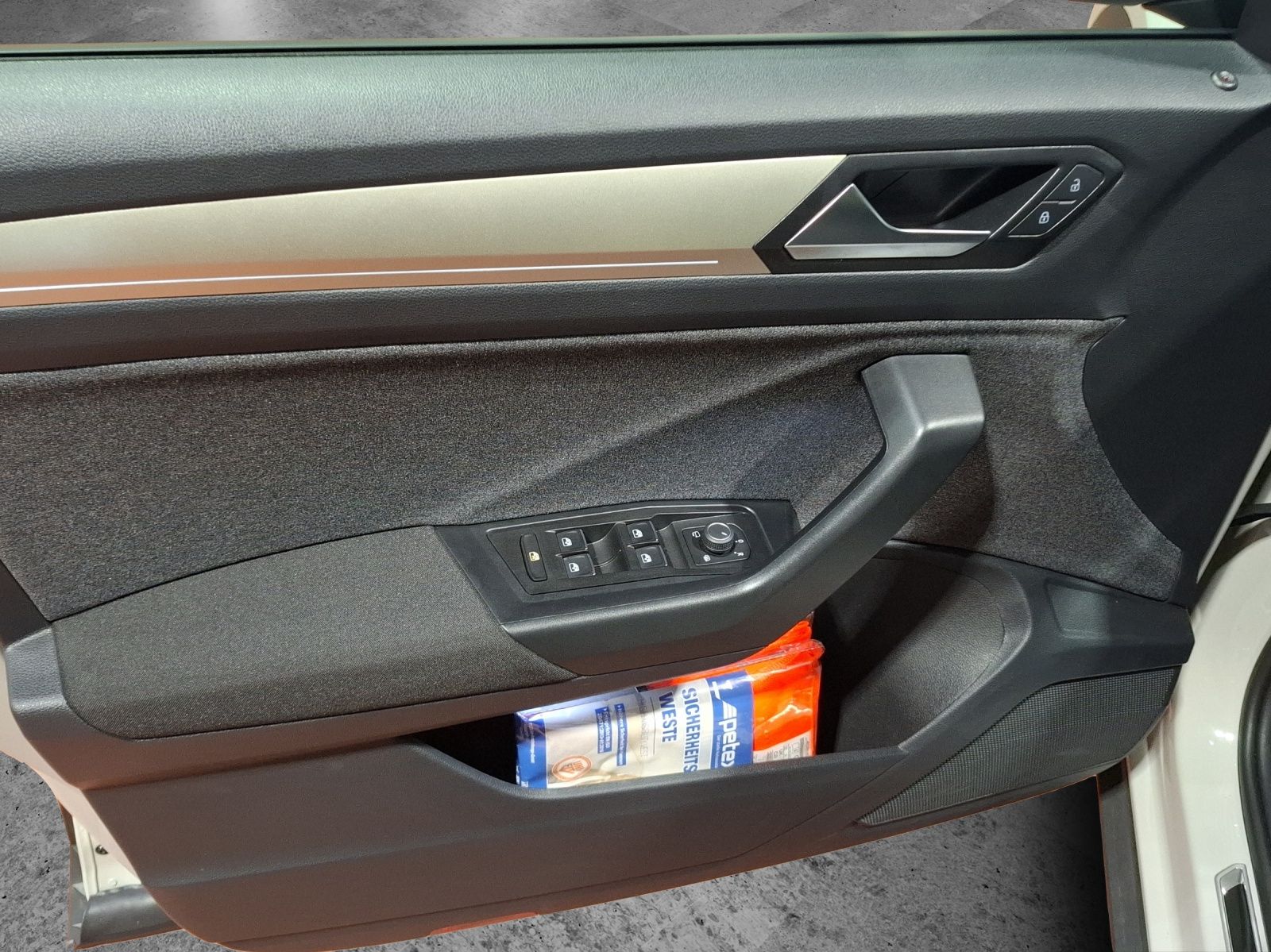 Fahrzeugabbildung Volkswagen T-Roc TSI Move Matrix ACC PDC Climatronic AID SH