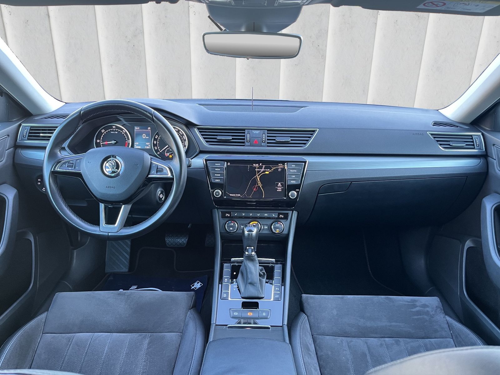 Fahrzeugabbildung SKODA Superb 2.0 TDI*DSG*SHZ*PDC*AHK*Navi*Leder*